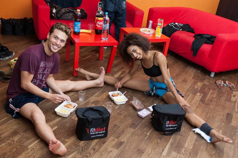 Zdjęcie 2 osób korzystających z cateringu dietetycznego FitDiet