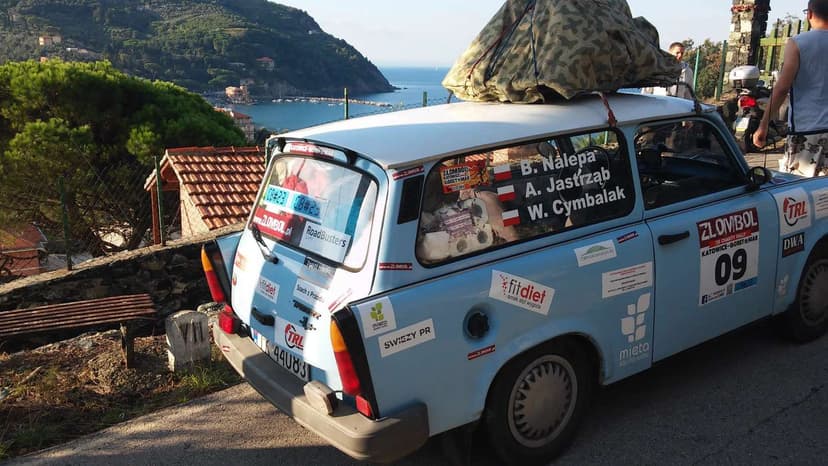 Zdjęcie samochodu z rajdu Złombol z naklejką FitDiet