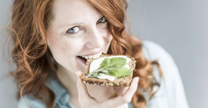 Zdjęcie kobiety z kanapką - program lojalnościowy FitDiet