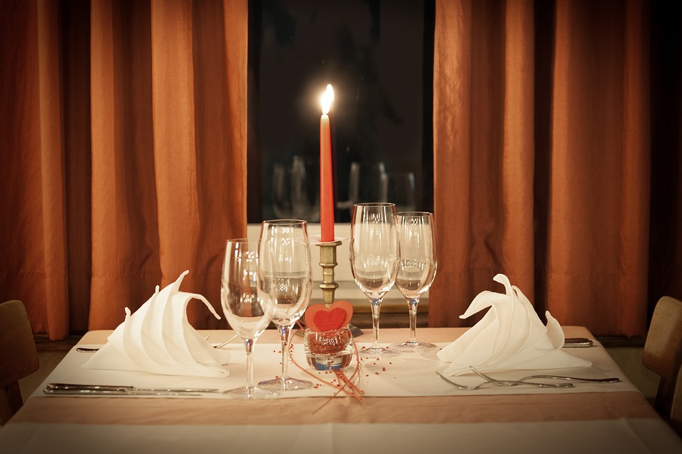 Zdjęcie ze stołem z kieliszkami do wina i świecami
